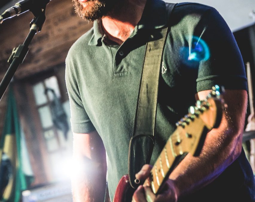 Guitarra: Buck Cordão